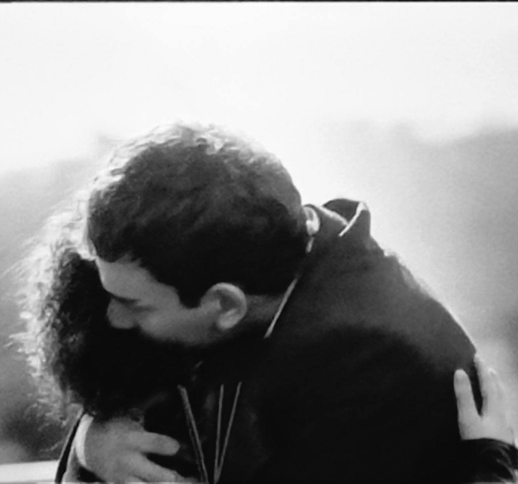 "Gitme.." 
Sevmek kolaydı, karşılıklı olsaydı...
#AnnemAnkara