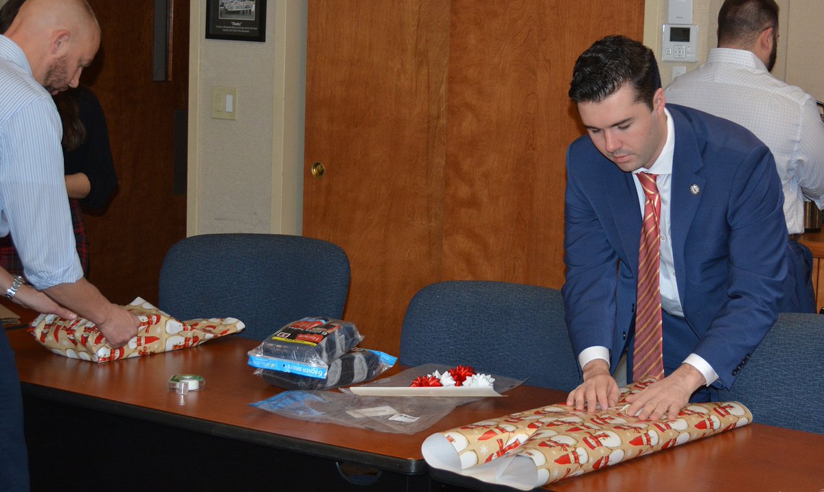 🎁✨ Spreading holiday cheer! Our Young Professionals Network has come together to sponsor a few families this holiday season, ensuring they have everything they need to celebrate joyfully. ❤️🌟 #HolidayGiving #CommunitySupport #YoungProfessionals #UnitedWay