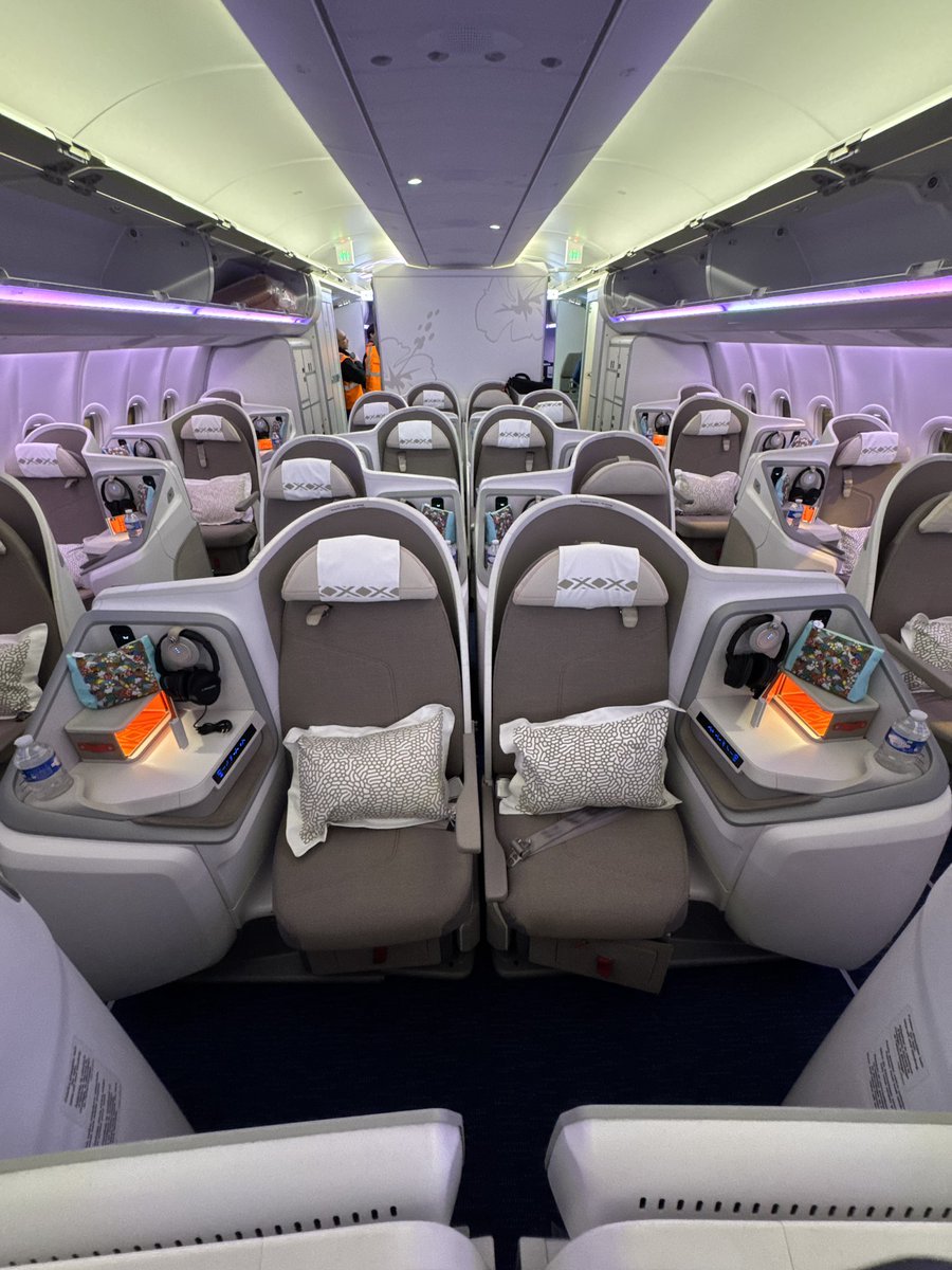flight_report's tweet photo. À bord des Airbus A330-900neo d’Aircalin, une cabine moderne avec :
- 244 sièges en Economy en 2-4-2 et 31”
- 21 sièges en Premium Eco en 2-3-2 et 38”
- 26 sièges full flat et full access en Business Hibiscus https://t.co/Gf4KtklSoZ