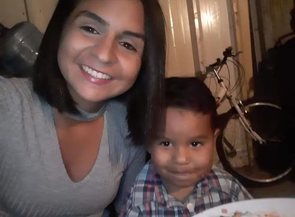 g1bauru's tweet photo. Corpos de mãe e filho venezuelanos mortos em enxurrada são enterrados em Ibitinga
https://t.co/ksUcOj1uxB
#g1 #Ibitinga https://t.co/ddLhCF1WgZ