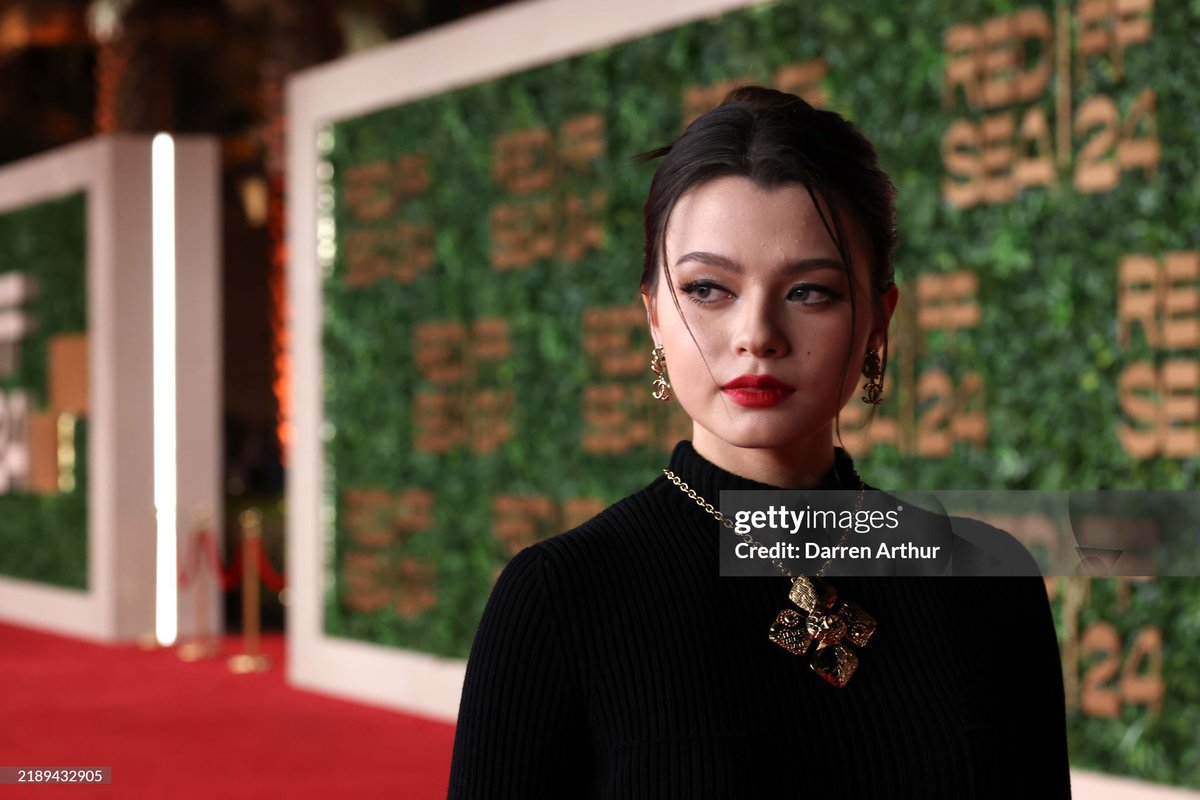 rom71879's tweet photo. There's something important that Rebecca has that cannot be imitated and that is:

✨ Class ✨ 

What a goddess!!

#BeckyXRedSeaFilm #RedSeaIFF24 #ChanelxBecky #beckysangels #BeckyArmstrong
@RedSeaFilm
@AngelssBecky https://t.co/UbztCQIUt3