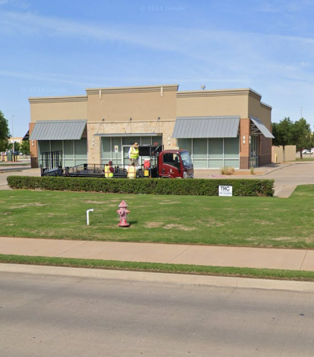 SweezyDiver's tweet photo. @ChipotleTweets saw this empty building in Lawton, OK and thought of you… please 🥹. https://t.co/uOnpebpL4n