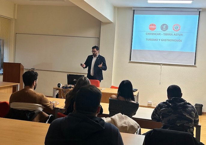 Volviendo a la Universidad a los casi 40; aunque al otro lado del proyector las cosas se ven de otra manera 😜. Hoy compartiendo con los alumnos de la Cátedra de Turismo de la Universidad de Oviedo algunas claves de la influencia de la gastronomía en el turismo.