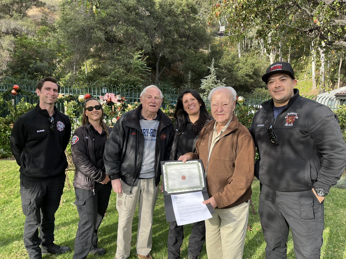 GlendaleFireCA's tweet photo. Every year, the department’s Vegetation Management Program recognizes an outstanding individual who has gone out of their way to assist in the brush Clarence efforts. This year, we are proud to recognize the Chevy Chase Owners’ Association! Thx for collaborating!
👏🙌 #mygfd https://t.co/26OtpzbAQb
