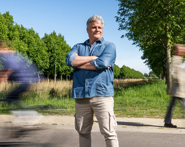 📸 Ontmoet Jos! Hij is een ervaren collega tussen de jonkies in zijn team. 💬 "Ik ben met mijn 60+ de oude knar van het team. En hoewel jonge collega's misschien sneller zijn met techniek, kan ik ze met mijn ervaring vaak weer goed adviseren." Lees meer 👉werkenbij.heemskerk.nl/onze-collegas/….