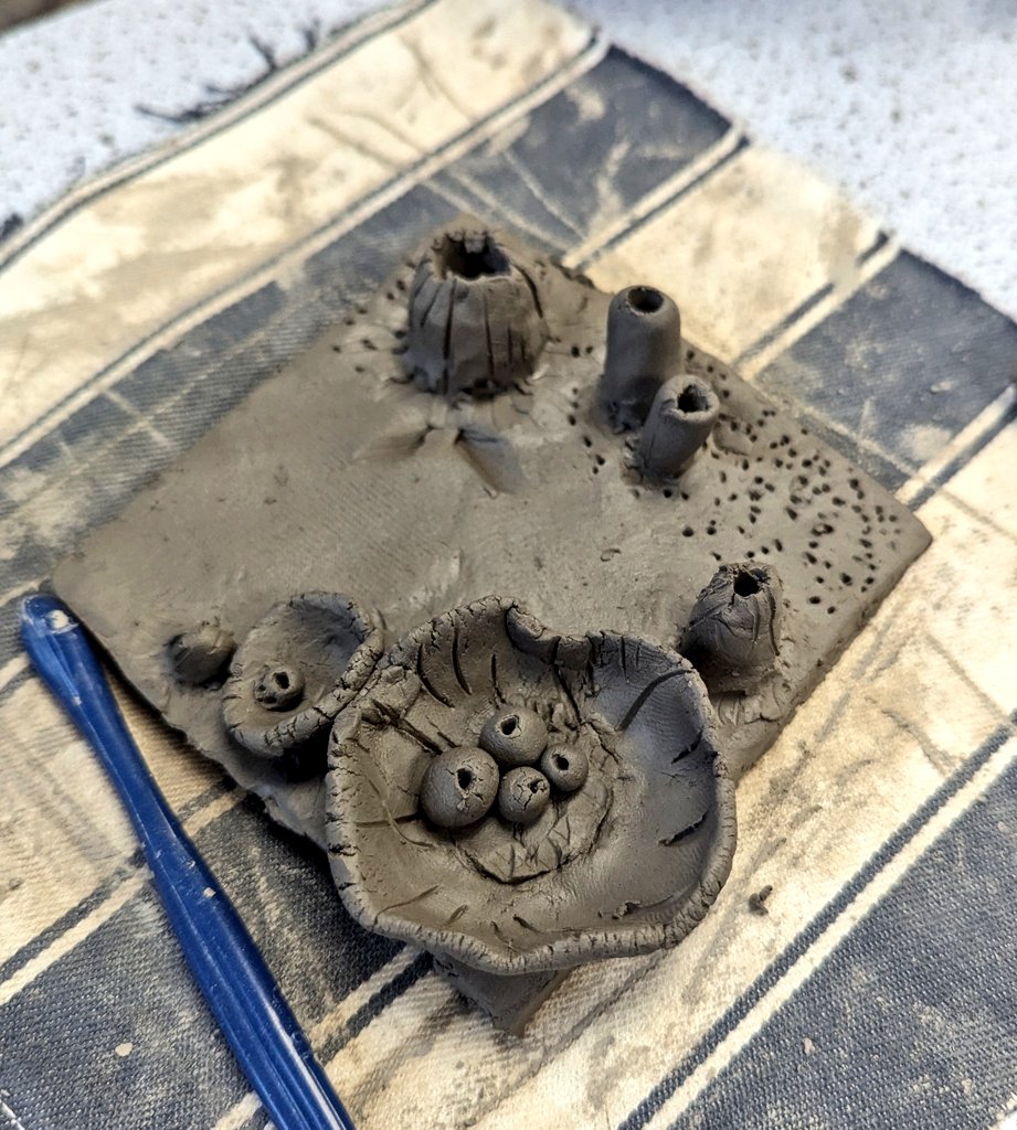 ArmthorpeArt's tweet image. Microscopic Clay tiles are in progress... Year 9 🐚🔬#NaturalForms #Microscopic #Clay