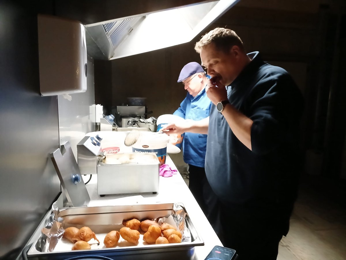 ff samen met de beste oliebollenbakker van heel Urk en omstreken een proefbaksel gedaan, het zit hem in de kleine dingen🧂🥚