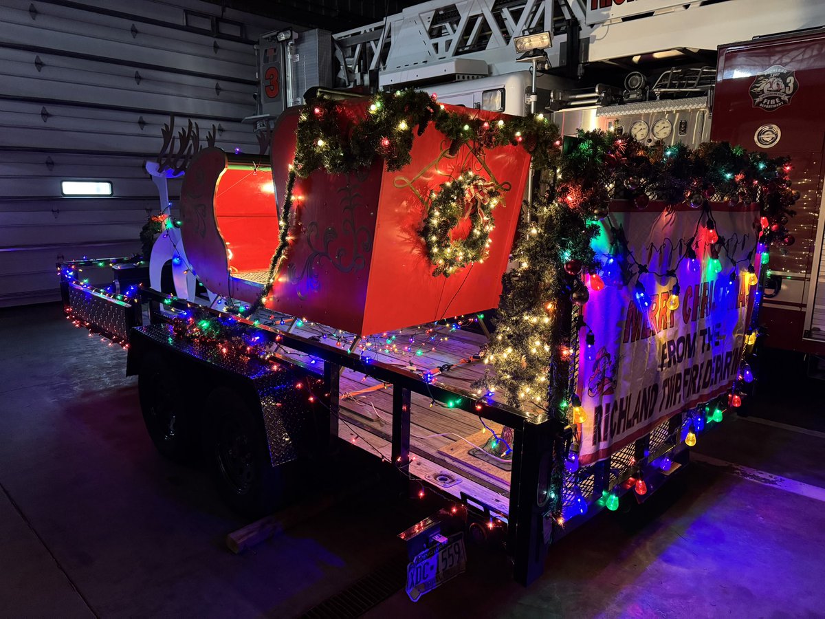 RichlandFire's tweet photo. 2 hours to go!! Final preparations for the big man’s tour through Geistown and Richland are underway!! Santa will be touring areas SOUTH of Scalp Ave TONIGHT starting around 5pm! Check back for the link to our live Santa Tracker! https://t.co/kHlpJC41fb