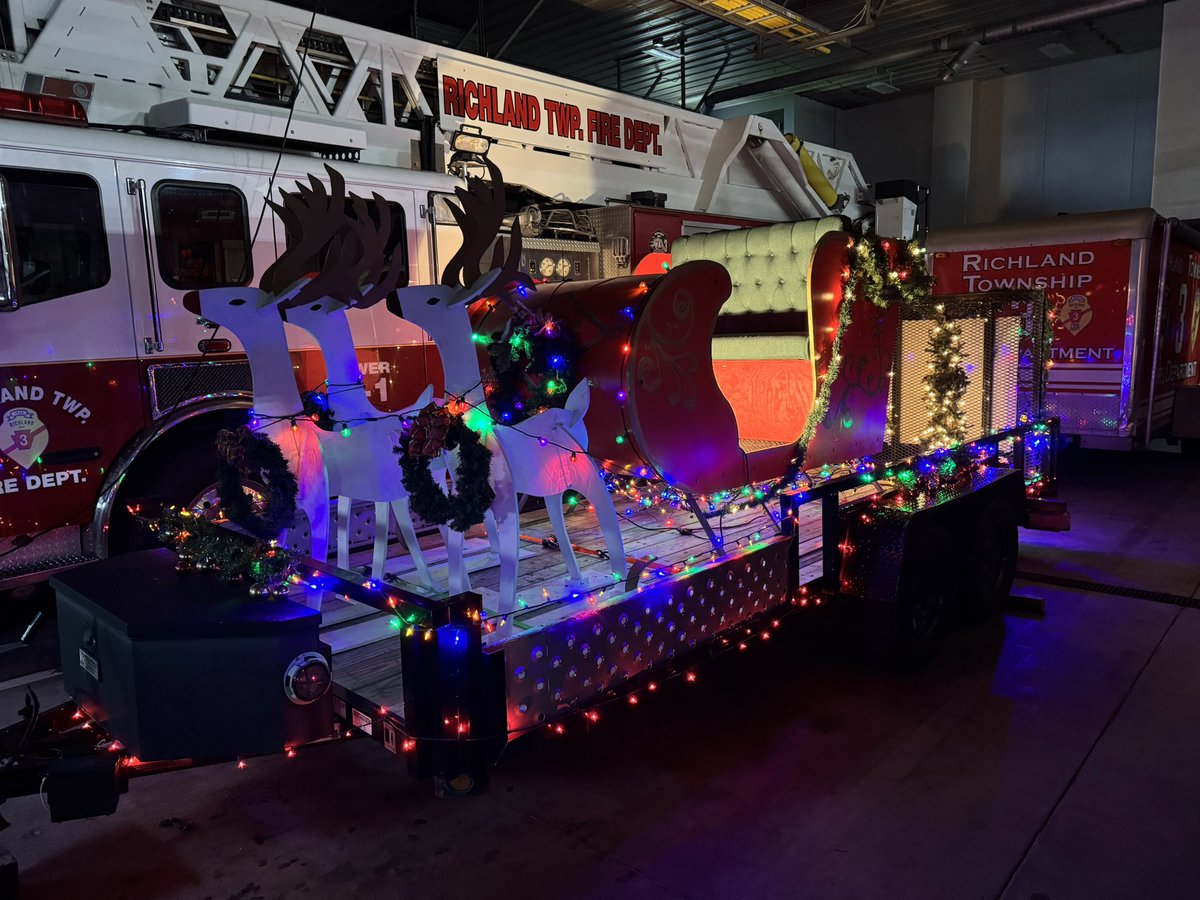 RichlandFire's tweet photo. 2 hours to go!! Final preparations for the big man’s tour through Geistown and Richland are underway!! Santa will be touring areas SOUTH of Scalp Ave TONIGHT starting around 5pm! Check back for the link to our live Santa Tracker! https://t.co/kHlpJC41fb