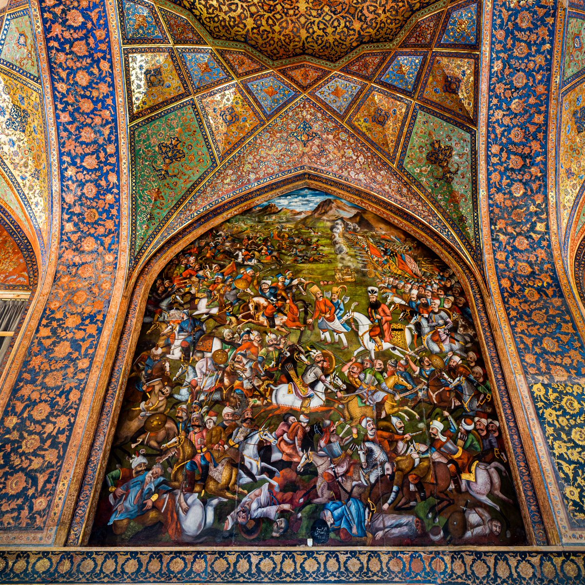 İsfahan Çehel Sütun Safevi Sarayı. 1620 yılında Tokat ve Bursa yoluyla İran, 384 ton ham ipek ihraç ediyor Avrupa'ya. Sadece Halep yolunu elinde tuttuğu zaman 100 bin altın kazanıyor. İran'ı 900 yıl Türkler yönetti. Buradaki büyük dünyayı unutmamak lazım..