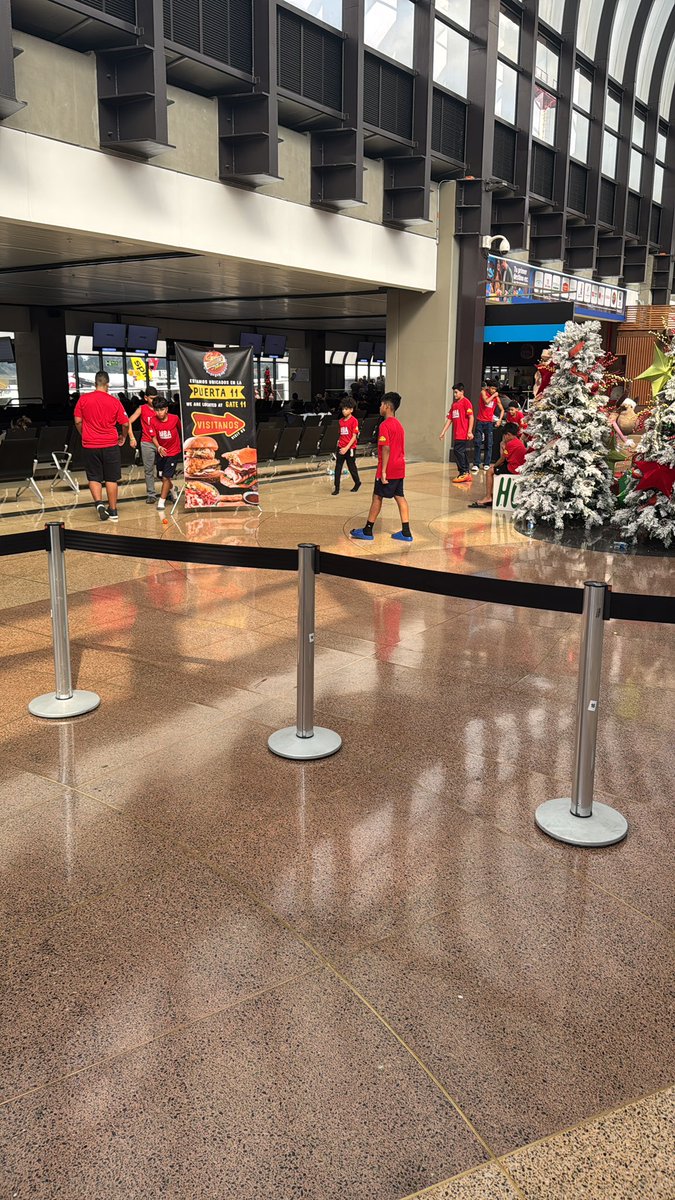 adrianomvp's tweet photo. @CopaAirlines como es posible que desde las 9:00 am que tenía que despegar nuestro vuelo por un error técnico del avión la aerolínea tiene los niños tirados en el aeropuerto de Río Negro en Medellín y han ido enviando gente privilegiada. Por favor ayudarnos @PedroHeilbron https://t.co/2W0YXmyXD8