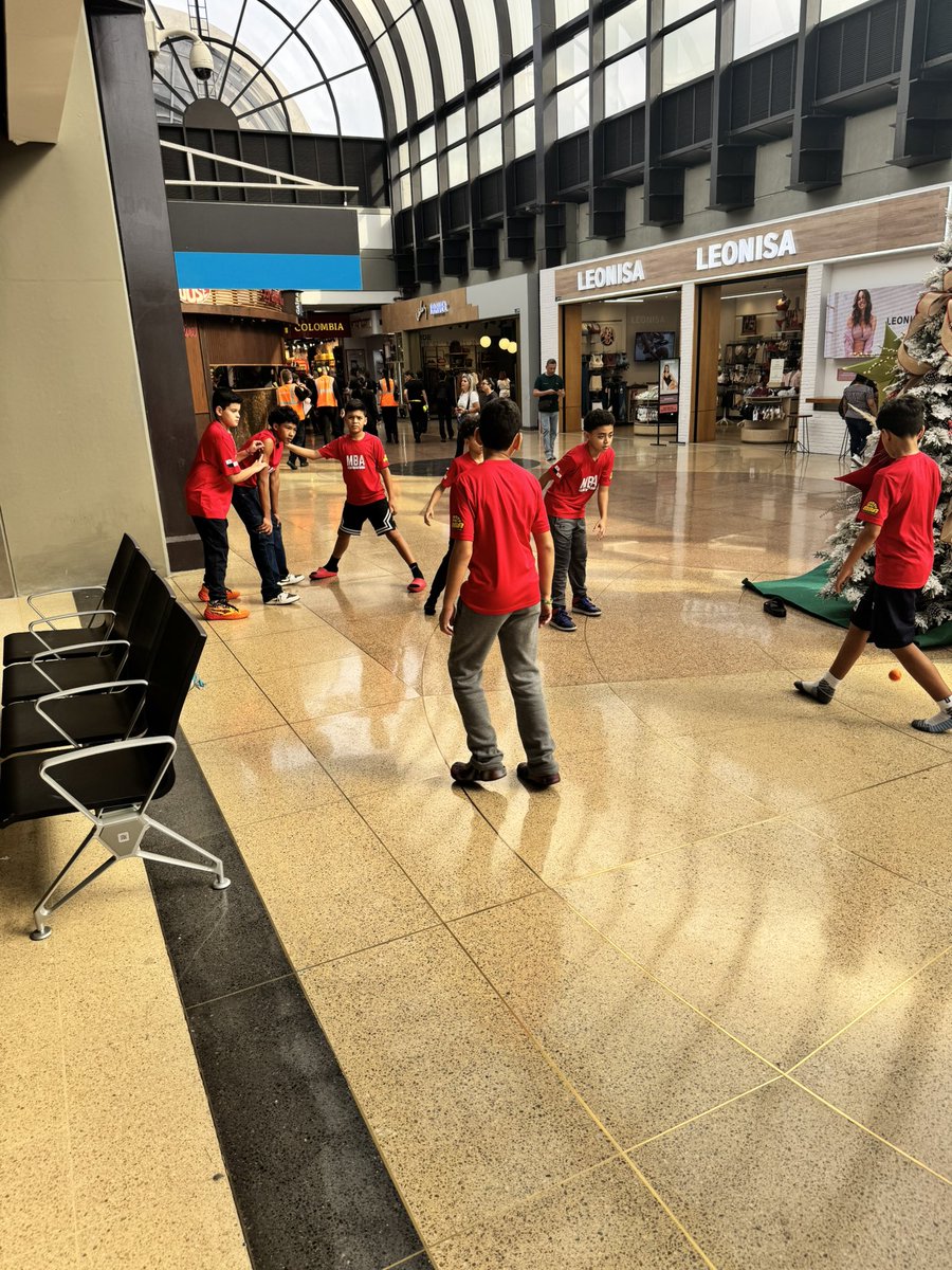 adrianomvp's tweet photo. @CopaAirlines como es posible que desde las 9:00 am que tenía que despegar nuestro vuelo por un error técnico del avión la aerolínea tiene los niños tirados en el aeropuerto de Río Negro en Medellín y han ido enviando gente privilegiada. Por favor ayudarnos @PedroHeilbron https://t.co/2W0YXmyXD8