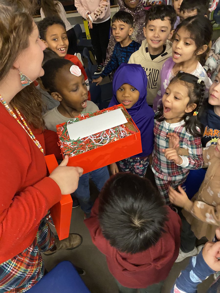 msjcthomas's tweet image. Ending our Polar Express Day with a special delivery straight from the North Pole!! @MsYoungsClass3 @RenniesRiver @NLSchoolsCA