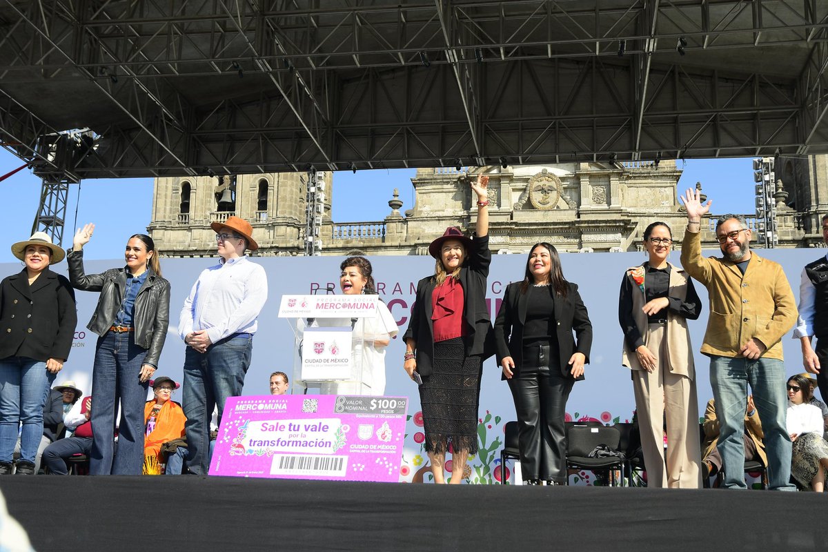AzcapotzalcoMx's tweet photo. Hoy, la alcaldesa @NancyNunezmx acompañó a la Jefa de Gobierno @ClaraBrugadaM, al arranque del programa “Mercomuna”, que entregará un apoyo económico a personas de entre 19 y 56 años que vivan en la cdmx.

 Esta iniciativa fortalece la economía local y garantiza el acceso a productos esenciales de la canasta básica, beneficiando también a mercados y comercios de #Azcapotzalco.🧺🐜
