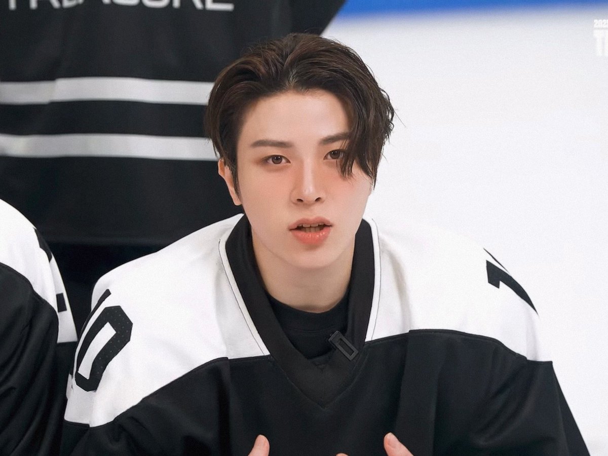 _aininteo's tweet image. 🤍🏒 ₊˚ ⛸️ ⊹ 🖤⭐️