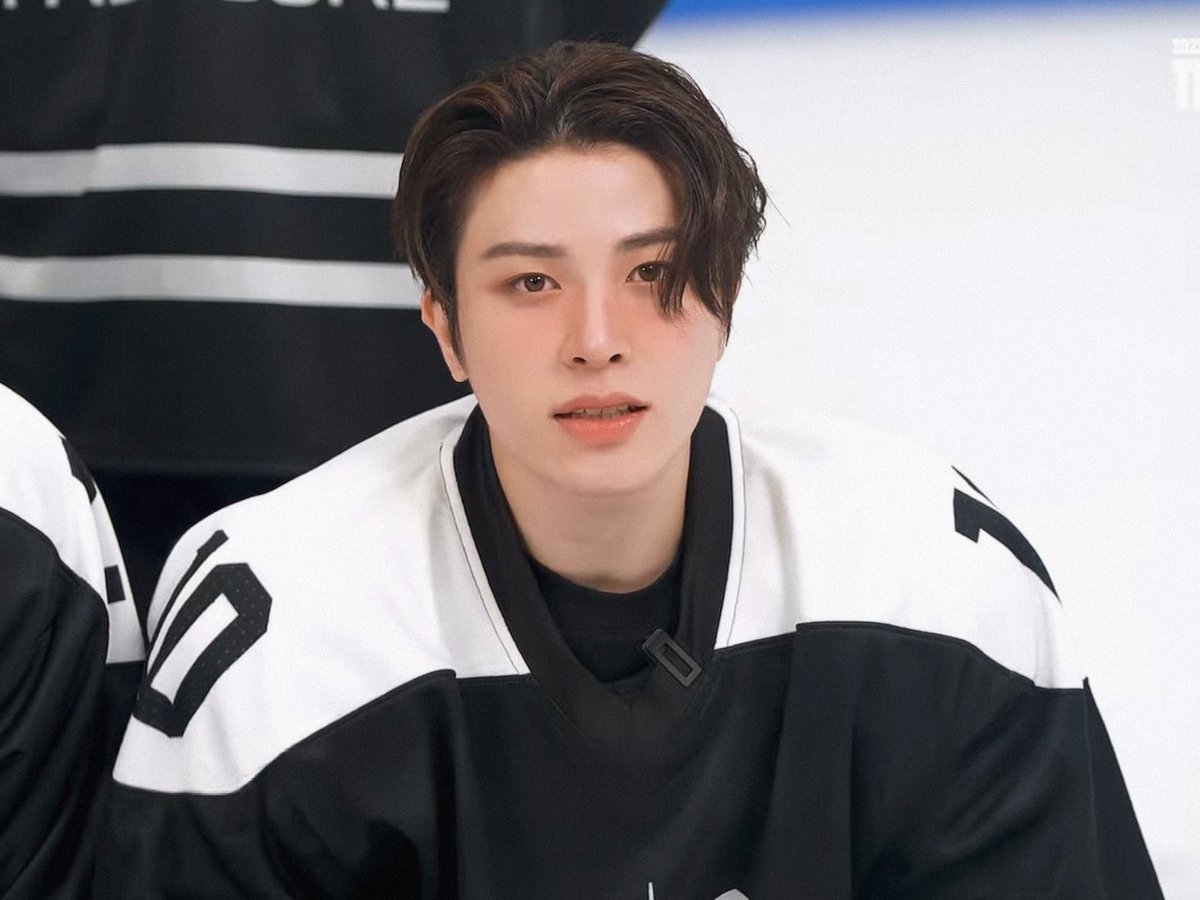 _aininteo's tweet image. 🤍🏒 ₊˚ ⛸️ ⊹ 🖤⭐️