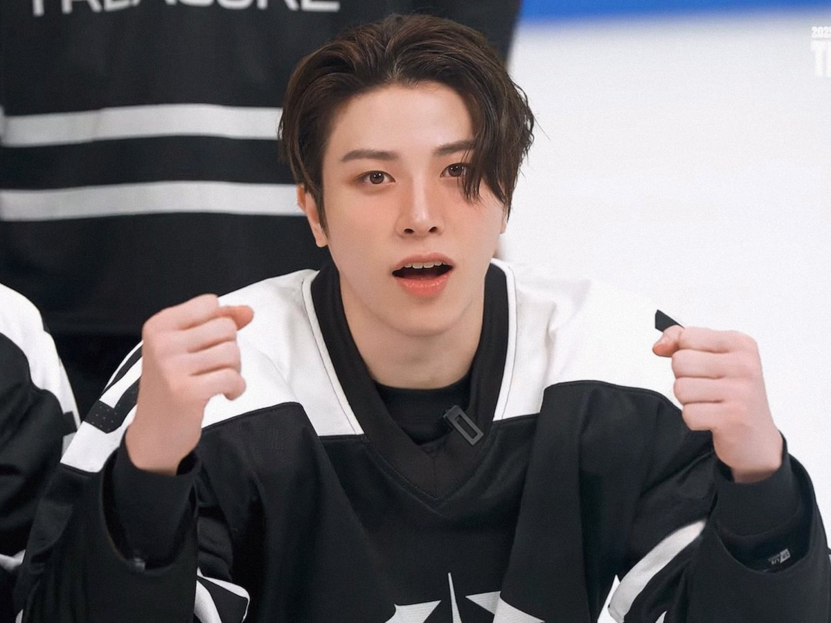 _aininteo's tweet image. 🤍🏒 ₊˚ ⛸️ ⊹ 🖤⭐️