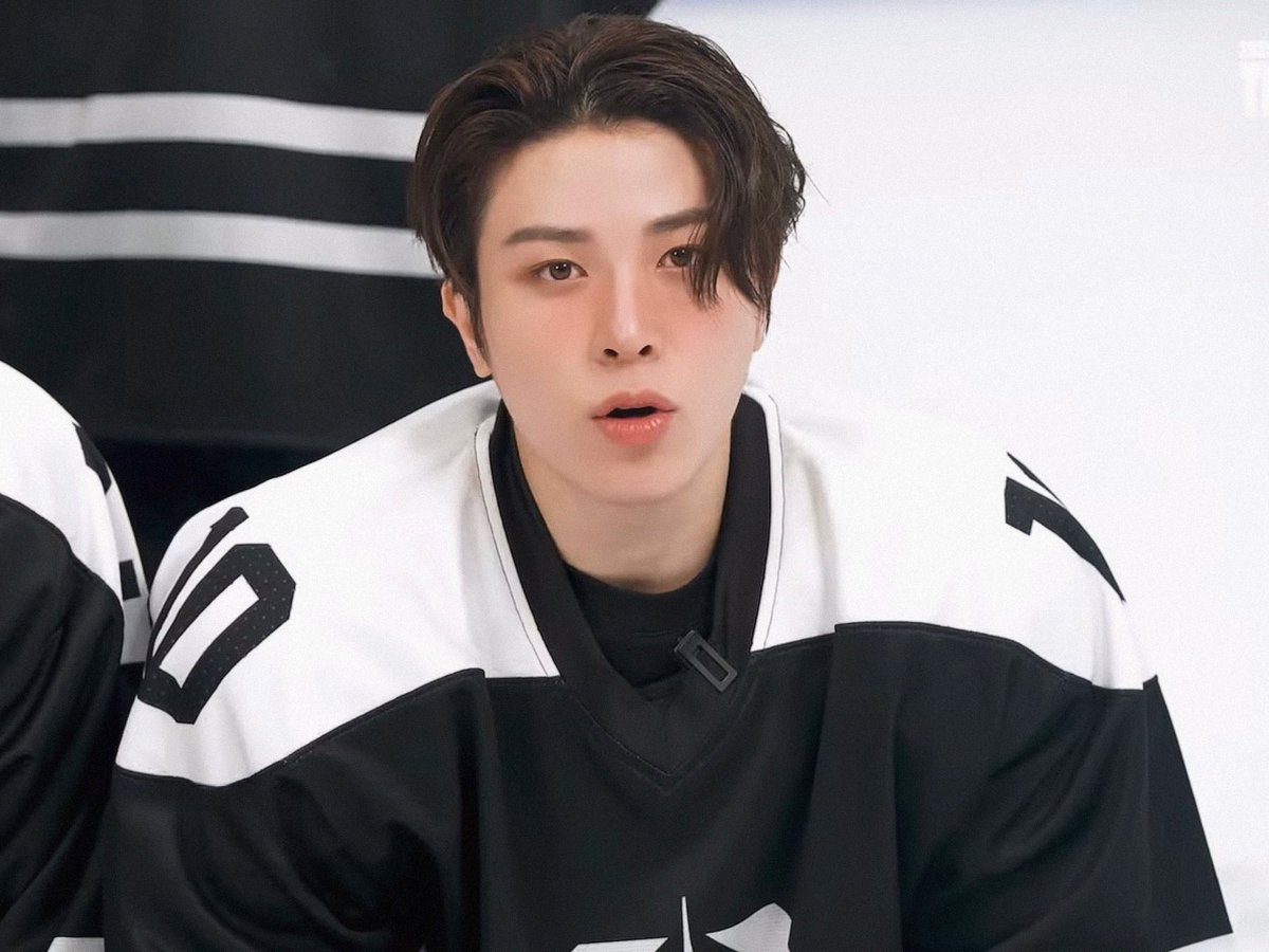 _aininteo's tweet image. 🤍🏒 ₊˚ ⛸️ ⊹ 🖤⭐️