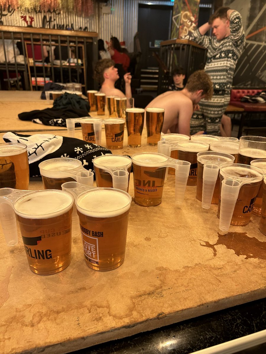 st33seitaro's tweet photo. イギリス体育会サッカー部の打ち上げに参加してきました。冗談抜きで全員アルコール摂取してはリバースしてた。日本とはまるで違うアルコール文化。イギリス人すごいね。俺もチームのネクタイ頂いたり、特別な夜になりました。吐く寸前やったけど。全てに感謝。ありがたいなー。 https://t.co/vD1SlJNPIE