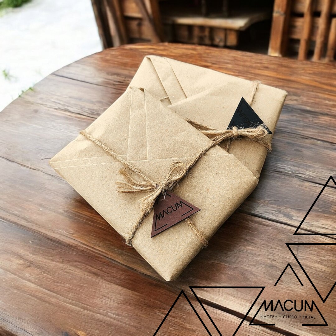 El departamento de logística y despacho merece un aplauso por su esmero y compromiso. El cliente agradeció cada detalle.
.
Yo todo emocionado y sonrojado por el halago 😊

#Enprendimiento #EmprendimientoPersonal #NegocioPropio
#MACUM #hechoamano #handmade #artesanal #leatherwork