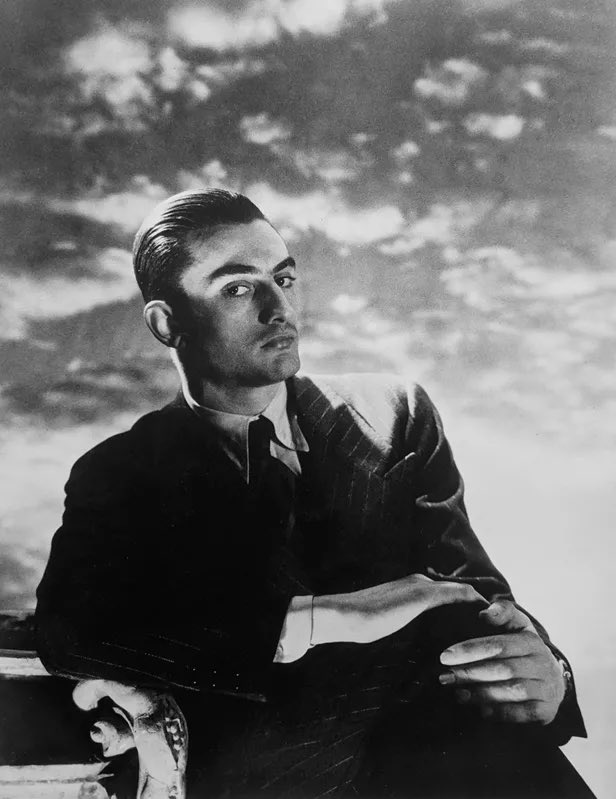 filmes_e_filmes's tweet photo. Um jovem Luchino Visconti fotografado por Horst P. Horst em Paris, em 1936.🎥❤️
#luchinovisconti #horstphorst https://t.co/itn5nzO8cz