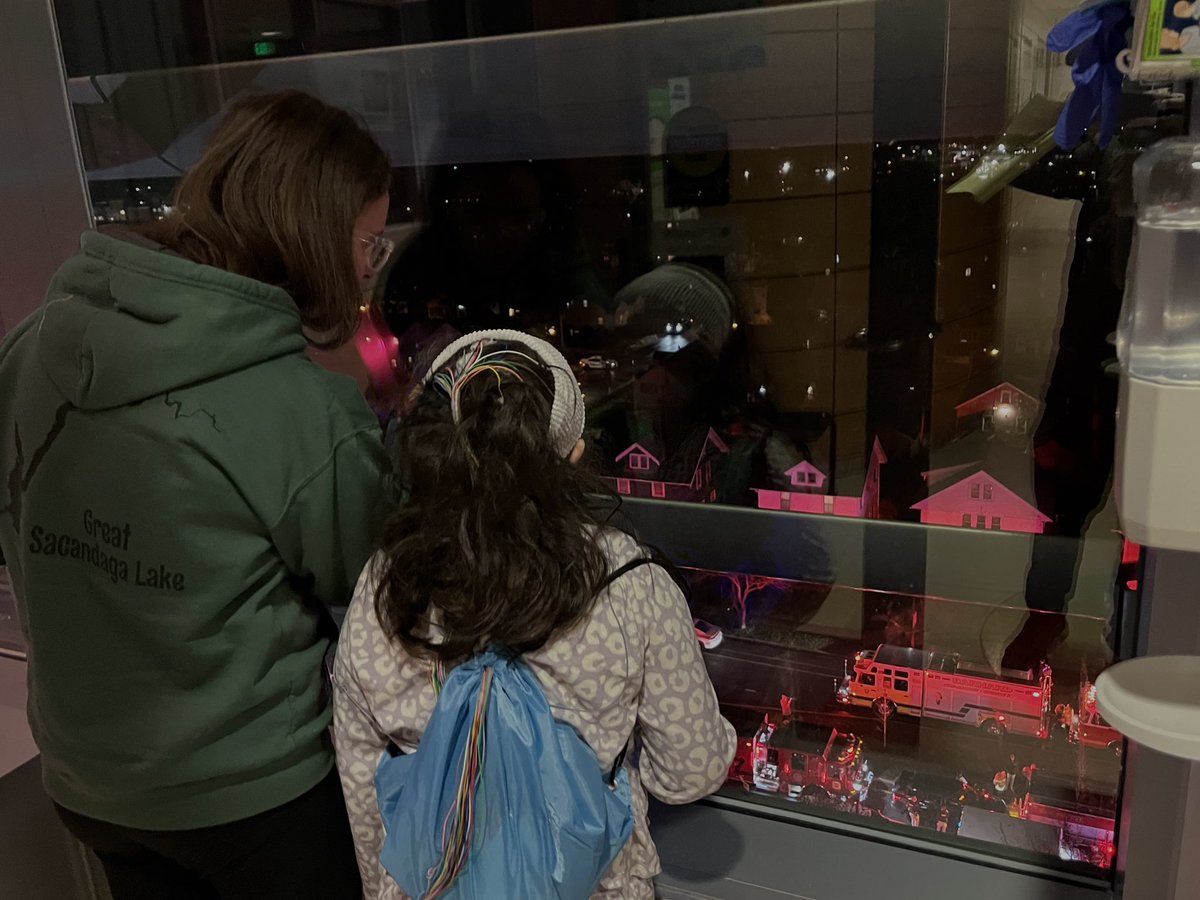 UR_Med's tweet photo. Good Night Lights is back at Golisano Children’s Hospital! ✨

This heartwarming tradition brings smiles to our youngest patients thanks to the amazing first responders who light up the night with their support. ❤️🚓🚒🚑 @URMed_GCH https://t.co/7ksWXq4UNc