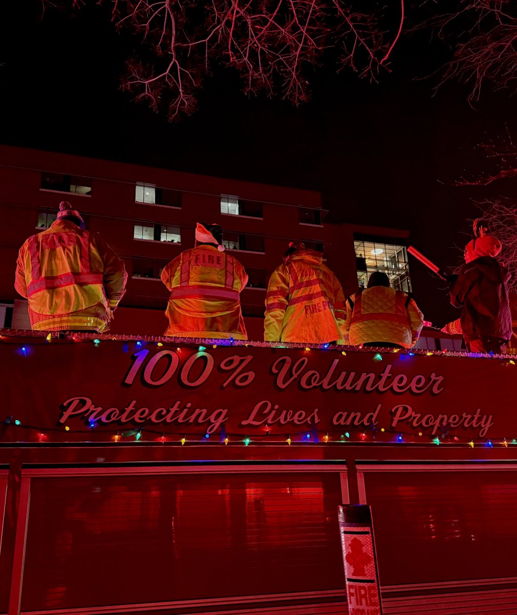 UR_Med's tweet photo. Good Night Lights is back at Golisano Children’s Hospital! ✨

This heartwarming tradition brings smiles to our youngest patients thanks to the amazing first responders who light up the night with their support. ❤️🚓🚒🚑 @URMed_GCH https://t.co/7ksWXq4UNc