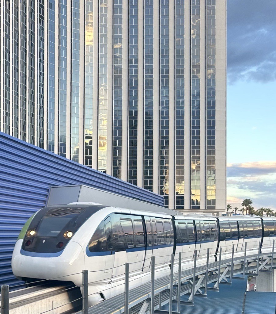 Good evening from the Monorail 🌙

#RideTheMonorail