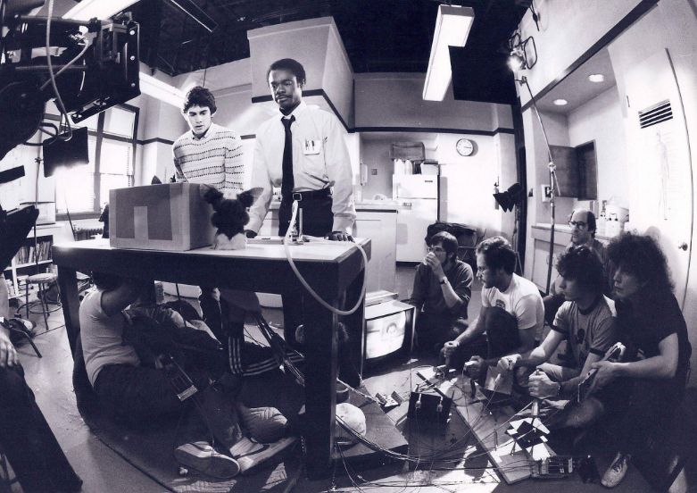 80stees's tweet photo. Zach Galligan, Glynn Turman, and puppeteers on the set of Gremlins https://t.co/iuaTGao072