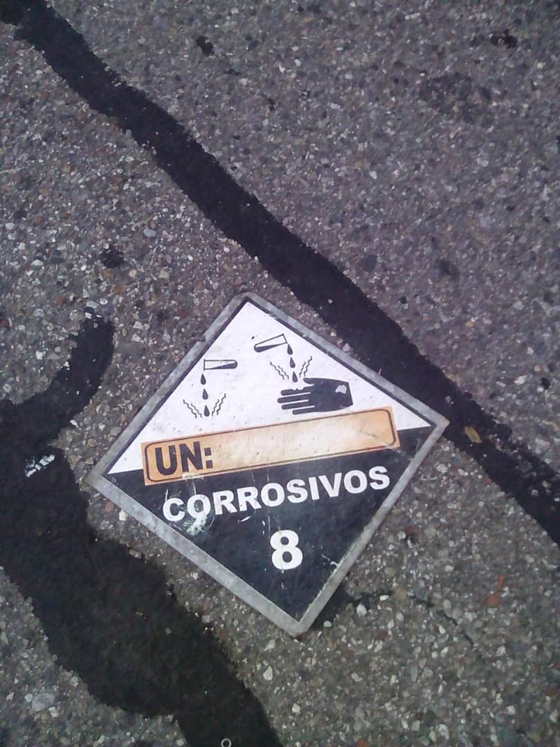 #Mirands Continúa el tránsito restringido en la Autopista Gran Mariscal de Ayacucho tras accidente de tránsito con gandola a la altura de Parque Caiza.

El conductor de una gandola chocó con un camión de carga que se encontraba a un costado donde están realizando trabajos en la