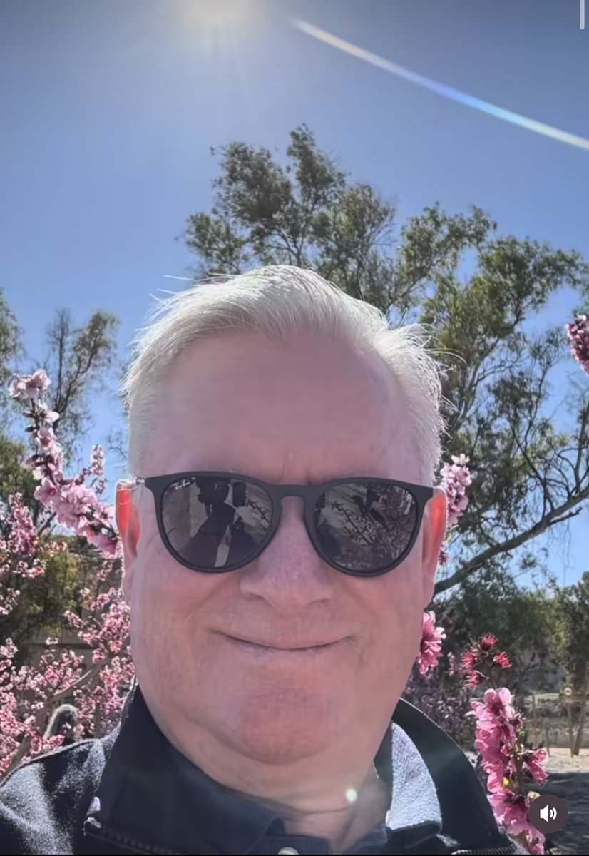 michaelgary961's tweet photo. Season Greetings in advance y’all I hope we all both have a wonderful  holiday❤️wishing you all a very sweet and wonderful holiday to all my friend here https://t.co/umPYbnJRcf