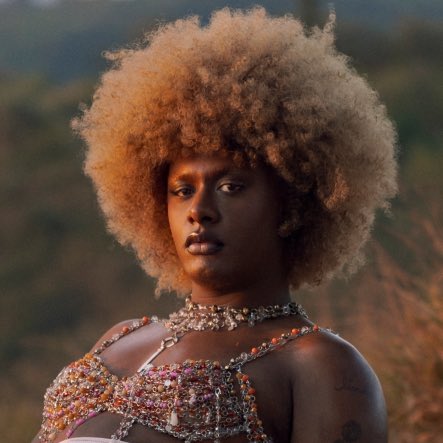 bchartsnet's tweet photo. Pitty sai em defesa de Liniker em seu Twitter/X e joga fatos sobre a “polêmica” do Prêmio Multishow:

“É injusto se desumanizar porque alguém acha que você é território público e portanto deve algo. Dito isso, Liniker, defenda seu espaço pessoal e sua verdade sim; e quem te gosta real, continuará. E quem não, azar.”

Para contexto, Liniker foi a cancelada da semana nesta rede social por recusar que suposto fã tirasse foto com troféu que ela ganhou na premiação.