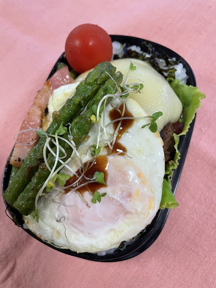 ONE_umui_densa's tweet photo. お��ようございます
(((o(*ﾟ▽ﾟ*)o)))
今日のJK弁当- ̗̀𖤐
モツァレラチーズハンバーグ⸌⍤⃝⸍
とろ〜り目玉焼き🍳⸒⸒
今日もいい日だℓσνє♡Myself

 #お弁当記録 #お弁当作り #母弁 https://t.co/9UZBTnPgkx