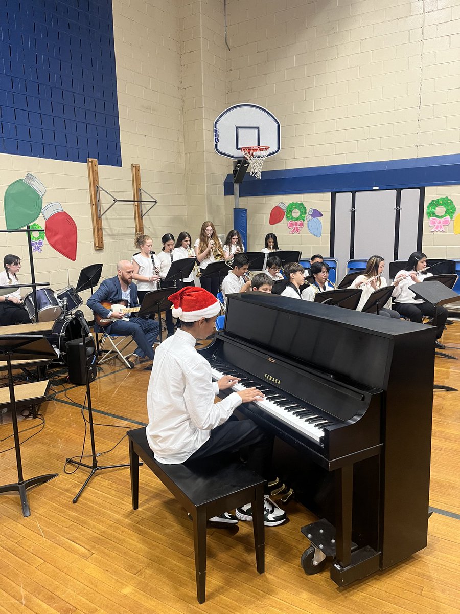 The jazz band closes the show with swinging renditions of 'This Christmas' and 'Auld Lang Syne'.
#Dumont #Honiss