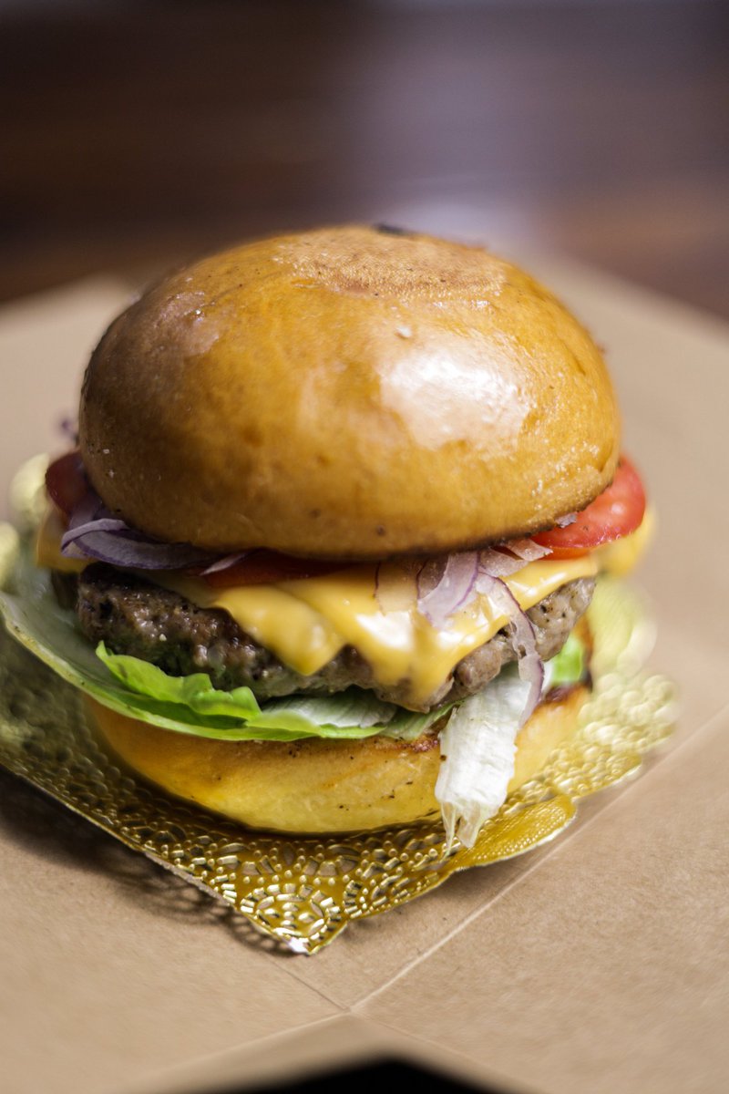 Karlyenigena's tweet photo. Para hamburguesas ¡Las mías! 🤭🍔🍟 Todo natural y artesanal, pan brioche recién horneado, carne fresca y papas a la francesa naturales y crujientes 🤤🤌🏻
#Artesan #Homemade #Burgers https://t.co/eHF7tfBazZ