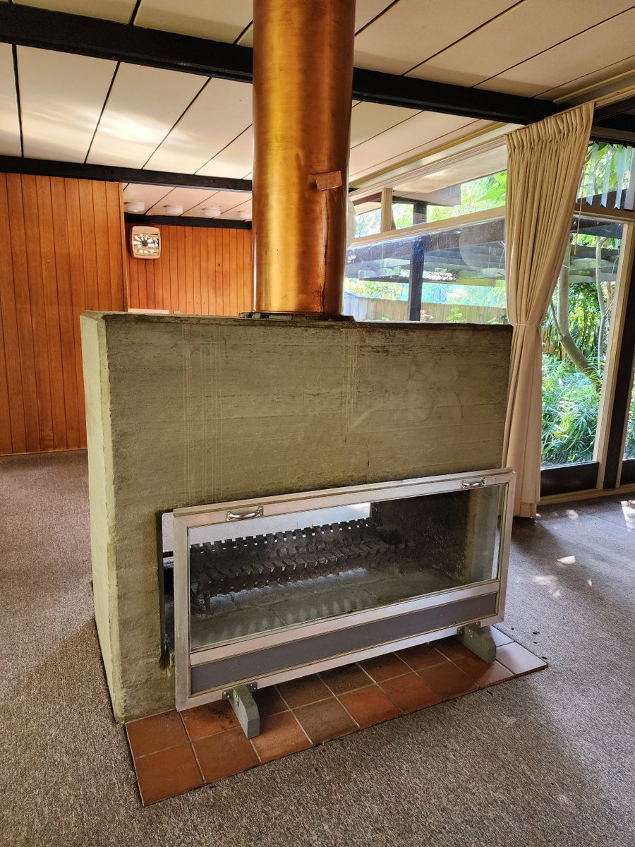 Secret_Design's tweet photo. Designed by Dutch architect Gerrit Hartland for himself, it was an audacious design based around a timber portal frame, a butterfly roof, and a series of courtyards. While it was very beautiful in its day, it had not been well maintained. It sold for $1.115m! https://t.co/jLmEicmXN3