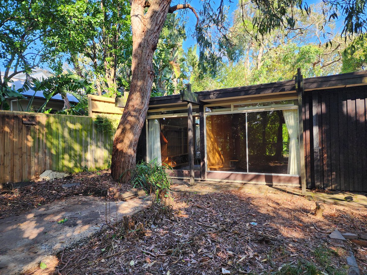 Secret_Design's tweet photo. Designed by Dutch architect Gerrit Hartland for himself, it was an audacious design based around a timber portal frame, a butterfly roof, and a series of courtyards. While it was very beautiful in its day, it had not been well maintained. It sold for $1.115m! https://t.co/jLmEicmXN3