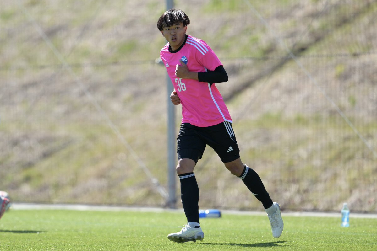 FcMachidaZelvia's tweet photo. そのスピードは日本屈指💪🔥
怪我に苦しむ時間が長かったけど、前向きに努力を続けるヨウヘイの姿をみんな見ていたよ。

たまに見せるヨウヘイの天然さ・優しさにいつも癒されていました🥰
山口でもケガなく、ヨウヘイらしく！

山口の皆さん、引き続きよろしくお願いいたします🙇‍♂️✨

#renofa #zelvia https://t.co/6rR6FCEAoA