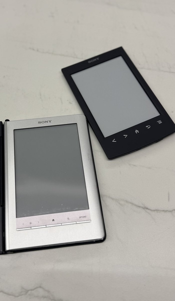 thevituman's tweet photo. Siempre me ha encantado leer y ahora ya jubilé mi viejo (15 años) y mi hice con un nuevo lector electrónico. Ojo que también tengo mi buena biblioteca #pasionporlalectura #leeresunplacer #sonyreader @SonyEspana #libroelectronico https://t.co/t5GwinJRtK