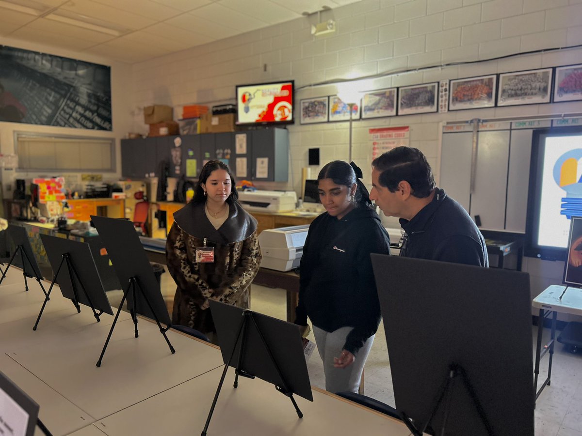 mytbtart's tweet photo. Last week, our Creative Titan officers represented at TBT’s Open House, showcasing their passion for art &amp; inspiring future Titans!

Apply now! The application window closes Dec. 31. Visit https://t.co/9LTPJ6PKH6 to apply!

#TitanPride #CreativeTitansOfTampaBay @myTBThs https://t.co/Bsz3NjzXbm