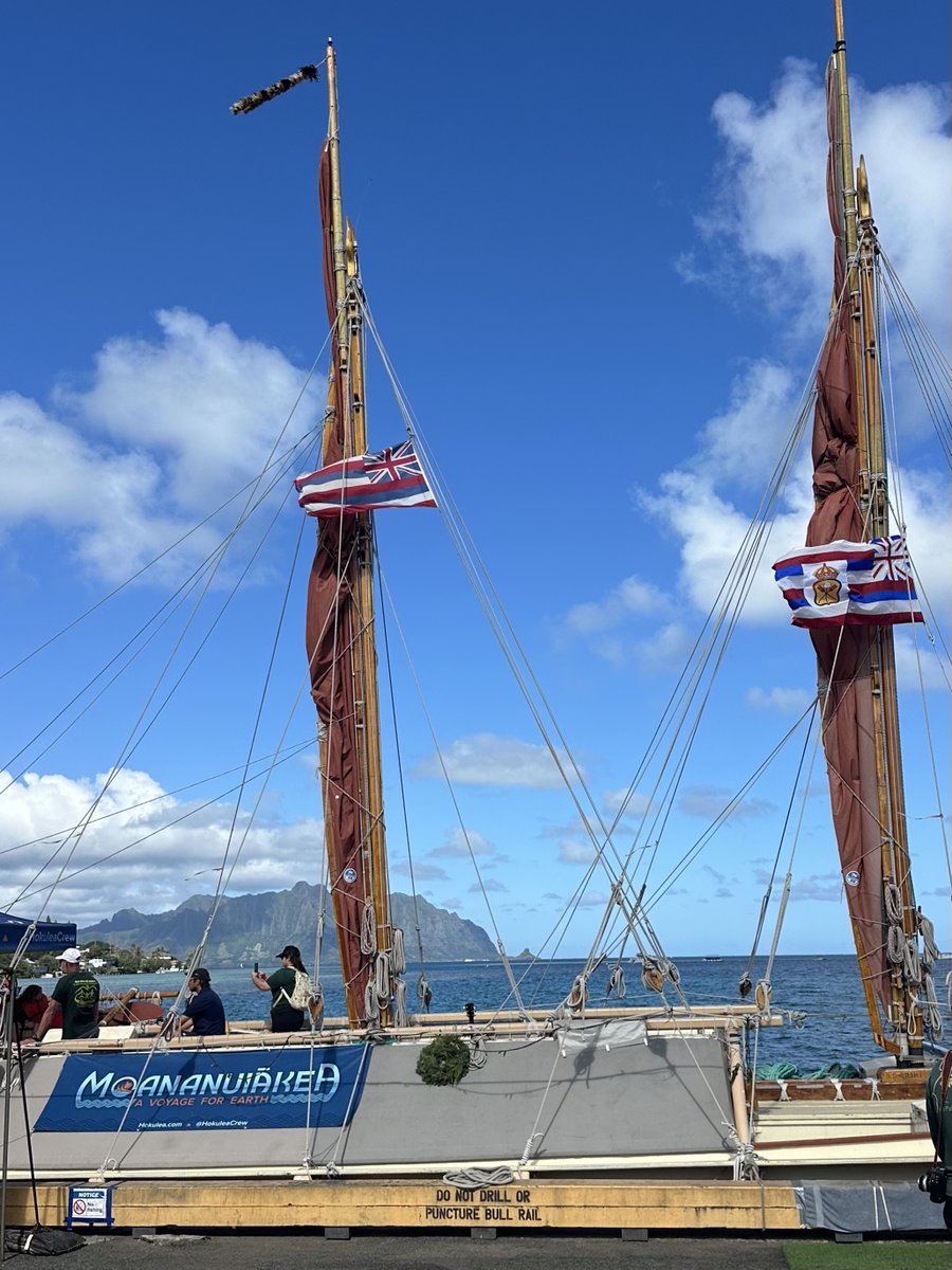 Mahalo nui to Kanehunamoku and Polynesian Voyaging Society for setting up an amazing field trip for so many haumāna at Heʻeia Kea Pier! It was a pleasure coming to teach some of these students about corals, and we look forward to an amazing rest of the week.