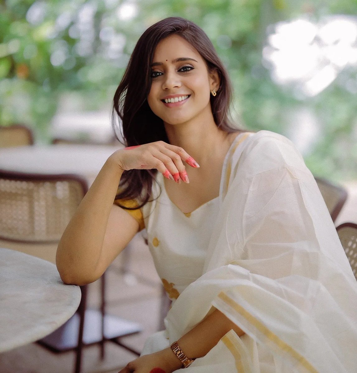 manisha_mithra's tweet photo. Every detail matters. 🕶️💼 #classysassygirls #elegance #naturalbeauty #duskyqueen #whitedress #tamilponnu #pakkathuveetuponnu #Thalaivar74thBirthday #HBDSuperstarRajinikanth #thalai https://t.co/R92aTDjADe