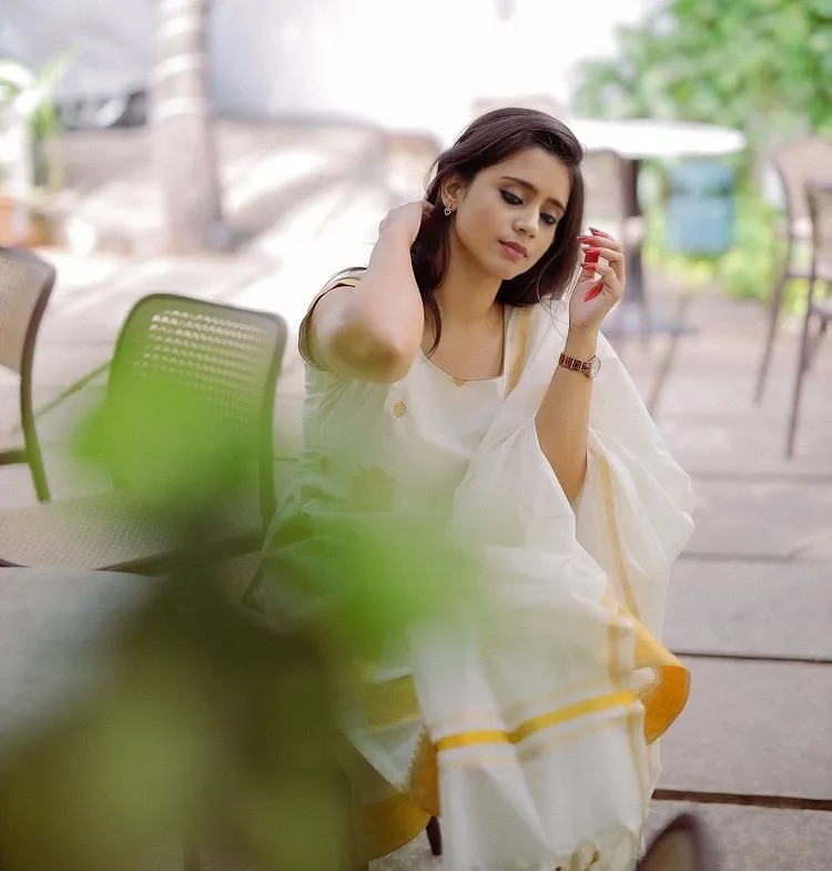 manisha_mithra's tweet photo. Every detail matters. 🕶️💼 #classysassygirls #elegance #naturalbeauty #duskyqueen #whitedress #tamilponnu #pakkathuveetuponnu #Thalaivar74thBirthday #HBDSuperstarRajinikanth #thalai https://t.co/R92aTDjADe