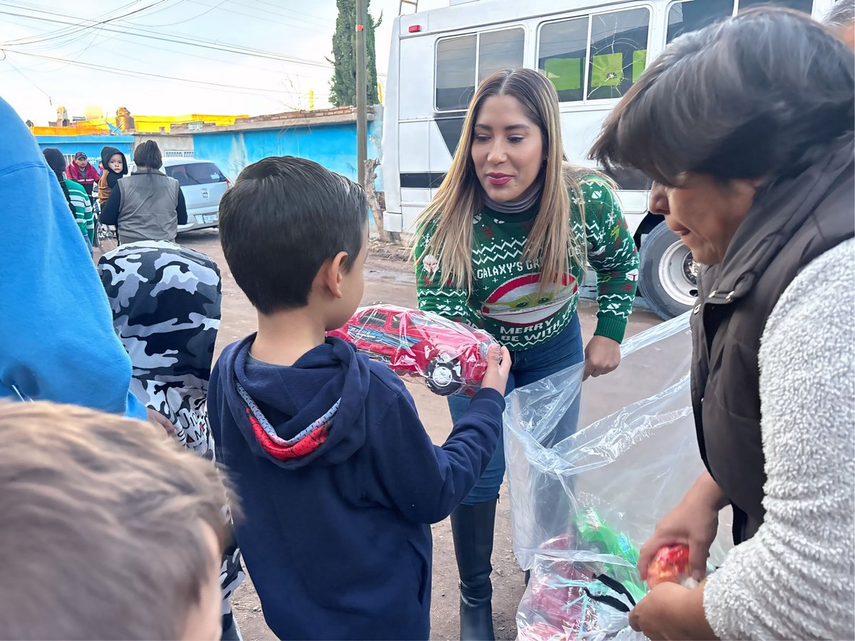 Isabel_Onti_'s tweet photo. Qué bonito es seguir compartiendo nuestras tradiciones con los más pequeños del hogar y regalarles un sonrisa.👦🏻👧🏻✨ #DeCorazonContigo💖 #ElFuturoEsContigo🐺💙 https://t.co/gyugJ5cgyb