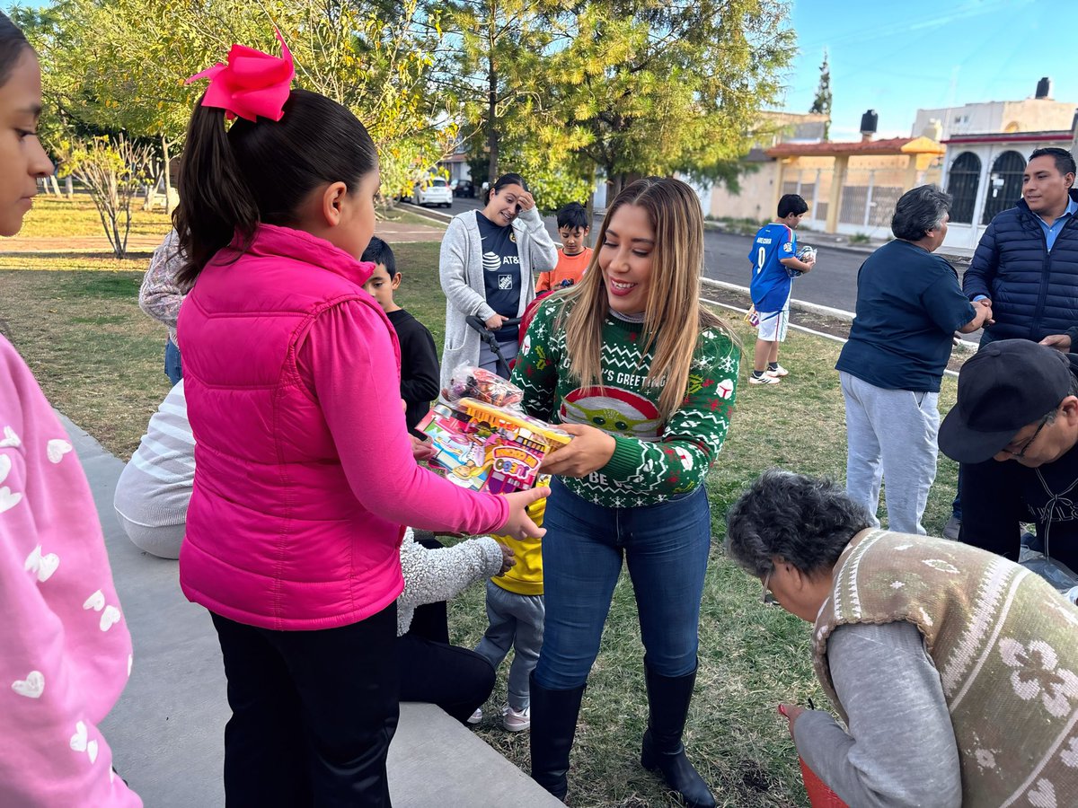 Isabel_Onti_'s tweet photo. Qué bonito es seguir compartiendo nuestras tradiciones con los más pequeños del hogar y regalarles un sonrisa.👦🏻👧🏻✨ #DeCorazonContigo💖 #ElFuturoEsContigo🐺💙 https://t.co/gyugJ5cgyb