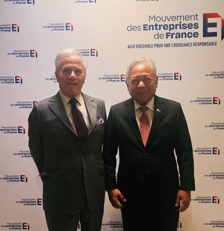 FrenchEmbassyPH's tweet photo. 🚆 During #PhilippineWeekInParis, the @DOTrPH delegation led by Sec. Jaime Bautista presented the Marcos’ administration’s transport infrastructure program to the French business community hosted by @MEDEF_I President Philippe Louis-Dreyfus.

#PHWeek2024 #MakeItIconic 🔵🔴⚪☀️ https://t.co/ojRXCMj4YU