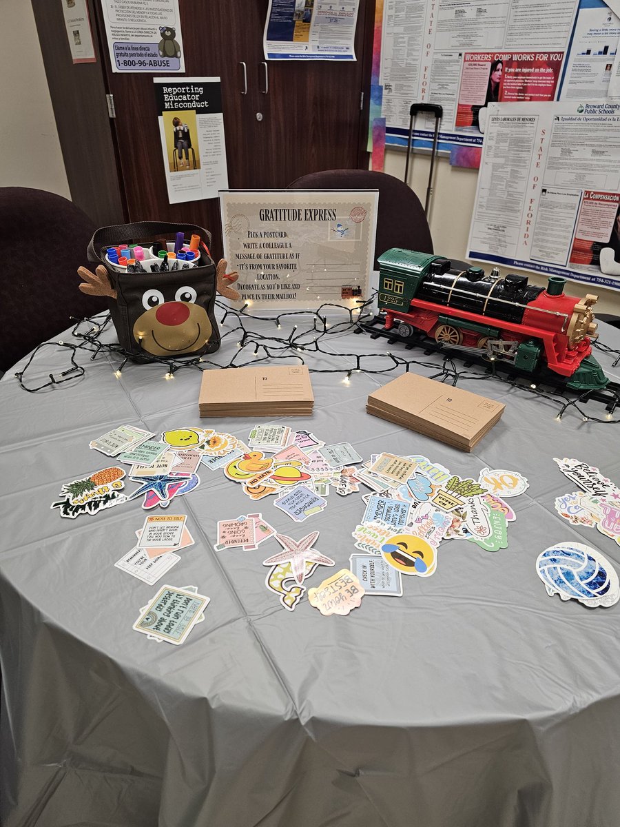 Today's holiday activity for the staff to share gratitude with others !