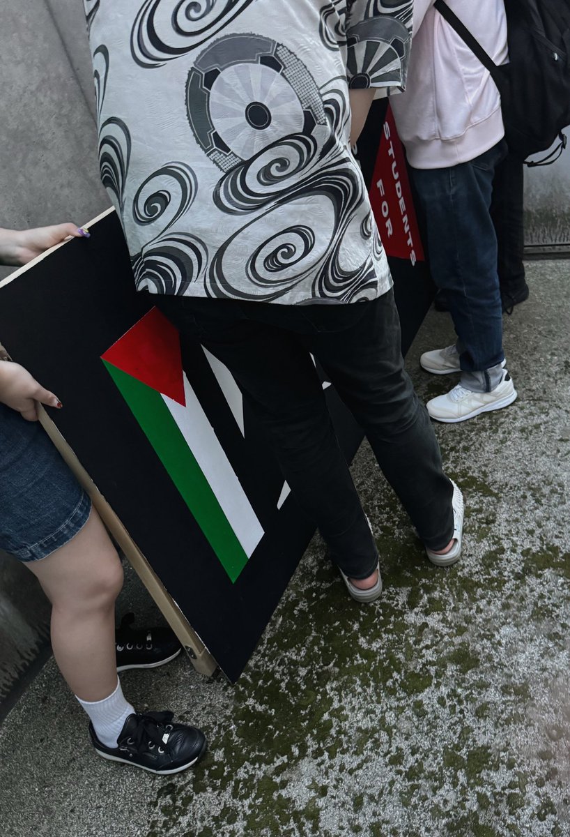 相模原に立て看が立ってから、数えてなんと150日以上が経ちました！ちょっと遅くなりましたが、当時の作業風景をこちらに投稿します🍉
この日は13:30時に作業を開始して、完成したのはだいたい19:30時頃💭人数にもよりますが、1枚立てるだけでも6時間程度かかるんですね･･･