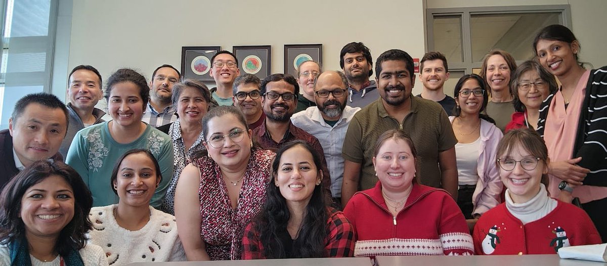 LabPadhu's tweet image. #AllSmiles A picture to treasure. Department Holiday Party 2024. @TasSharmaLab @Srimathi511 @AvinashSoundar1 @AnushaShvshnkr