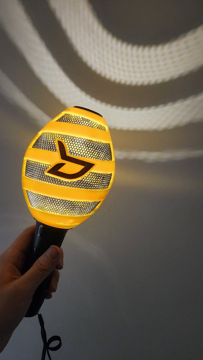 bbb_Kkari's tweet photo. 안죽었네,, 내 꿀봉🐝💛🖤
근데 이제 꿀봉을 이런식으로 다시 켜게 될줄이야^^.. https://t.co/VeJjjV0W9z